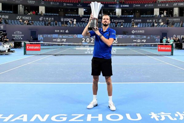 El ruso Daniil Medvedev levantó el trofeo del ATP 250 de Hangzhou. Foto: Agencia NA (ATP Tour).