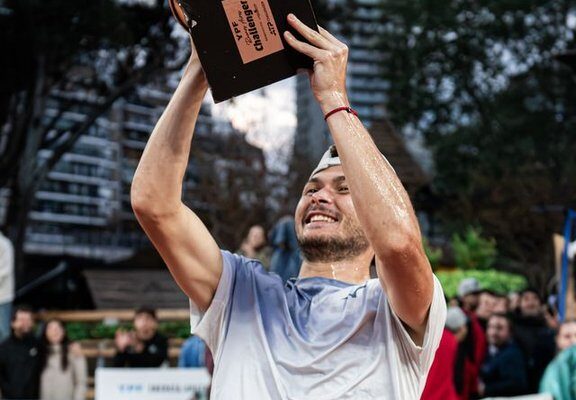Alex Barrena levanta el ansiado Challenger de Buenos Aires. Foto: Agencia NA (Prensa Challenger de Buenos Aires).