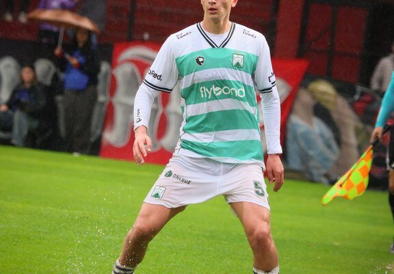Felipe Obradovich controla la pelota durante el triunfo de Ferro. Foto: Agencia NA (@FerroOficial).