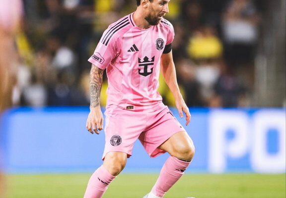 Lionel Messi controla la pelota durante la derrota del Inter Miami. Foto: Agencia NA (@InterMiamiCF).