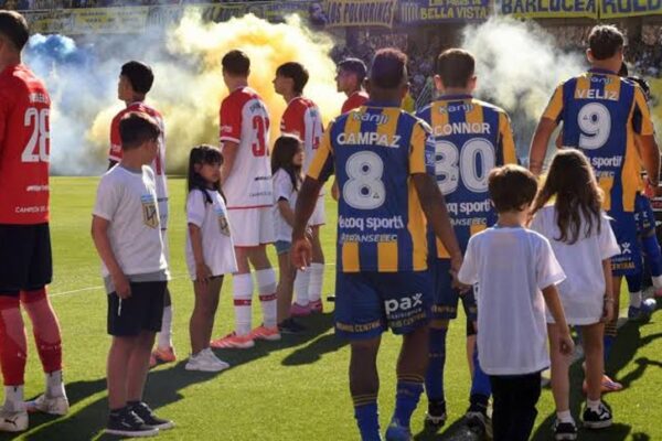 Estudiantes le dio la espalda a Rosario Central tras el polémico título. Foto: Agencia NA (Captura de video).