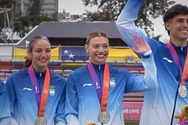 Cossio y un reclamo que refleja la precariedad del deporte en la Argentina. Foto: Agencia NA (redes)