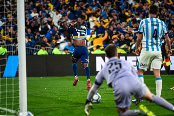 Enner Valencia comienza el festejo en una remontada memorable ante Racing. Foto: Agencia NA (@Copa_Argentina)