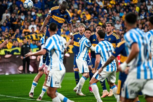 Enner Valencia se impone de cabeza en el tanto que comenzó la remontada. Foto: Agencia NA (Redes @Copa_Argentina).