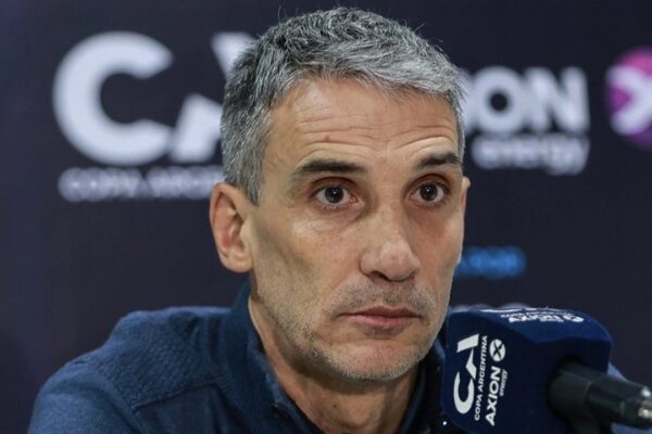 Vojvoda, la cara de la derrota de un Racing que no deja de hacer papelones. Foto: Agencia NA (redes)