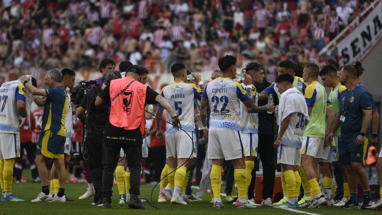 Estudiantes y Central protagonizaron incidentes en la Supercopa. Foto: Agencia NA (@dobleamarillaok).