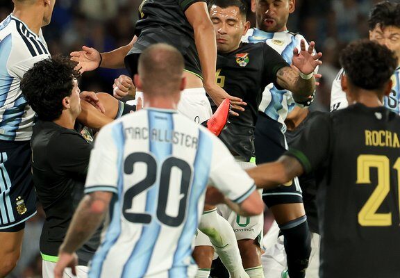 El “Cuti” Romero cierra los ojos para meter un frentazo cruzado goleador. Agencia Noticias Argentinas (@Argentina).