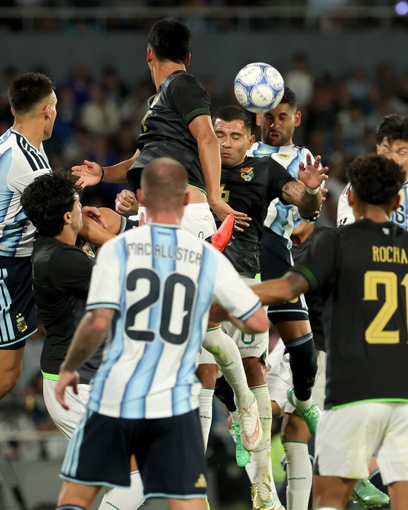 El “Cuti” Romero cierra los ojos para meter un frentazo cruzado goleador. Agencia Noticias Argentinas (@Argentina).