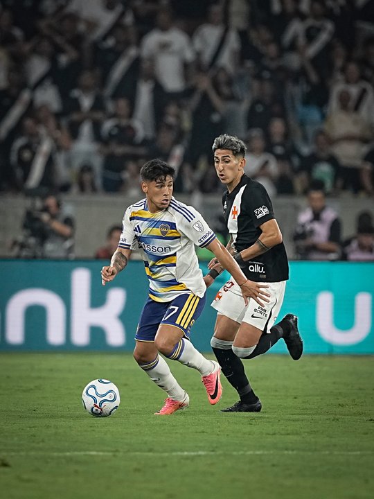 Leandro Lozano controla la pelota ante la marca de Alan Lescano. Foto: Agencia NA (@BocaJrsOficial)
