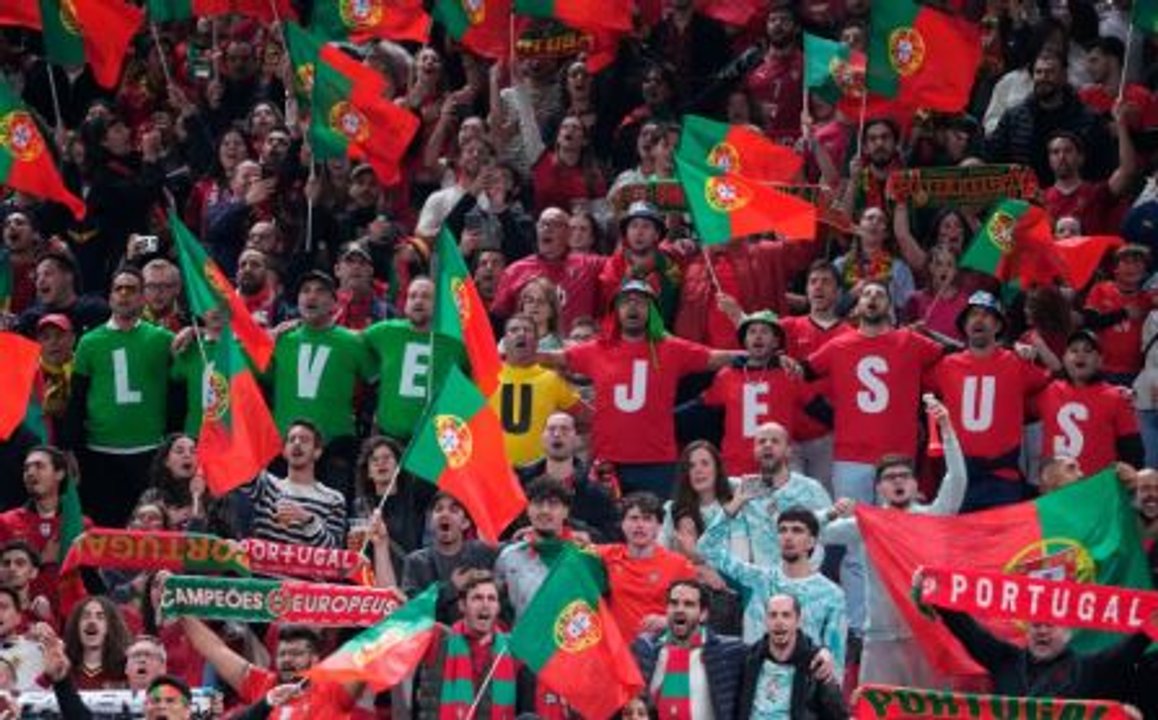 Los hinchas del elenco portugués que se mostraron en favor del entrenador. Foto: Agencia NA (@brfootball).