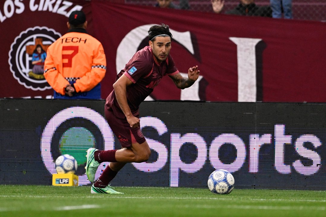 Eduardo Salvio encara por izquierda en el triunfo de Lanús. Foto: Agencia NA (@clublanus).