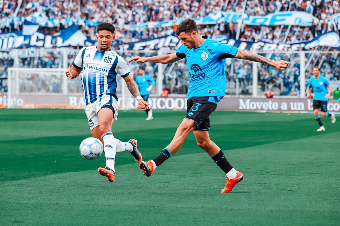 Adrián Sporle cruza un centro en el triunfo de Belgrano ante Talleres. Foto: Agencia NA (@Belgrano).
