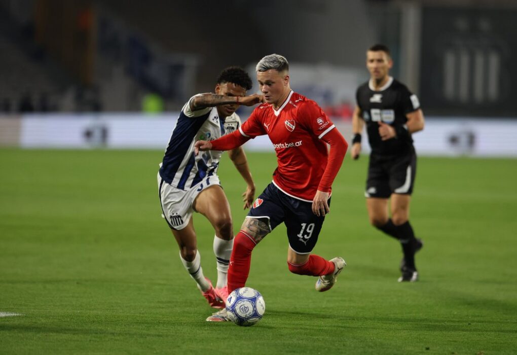 Matías Abaldo encara por izquierda en la igualdad de Independiente. Foto: Agencia NA (@Independiente)