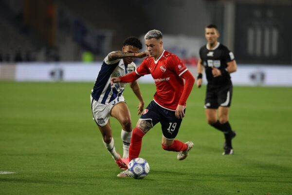 Matías Abaldo encara por izquierda en la igualdad de Independiente. Foto: Agencia NA (@Independiente)