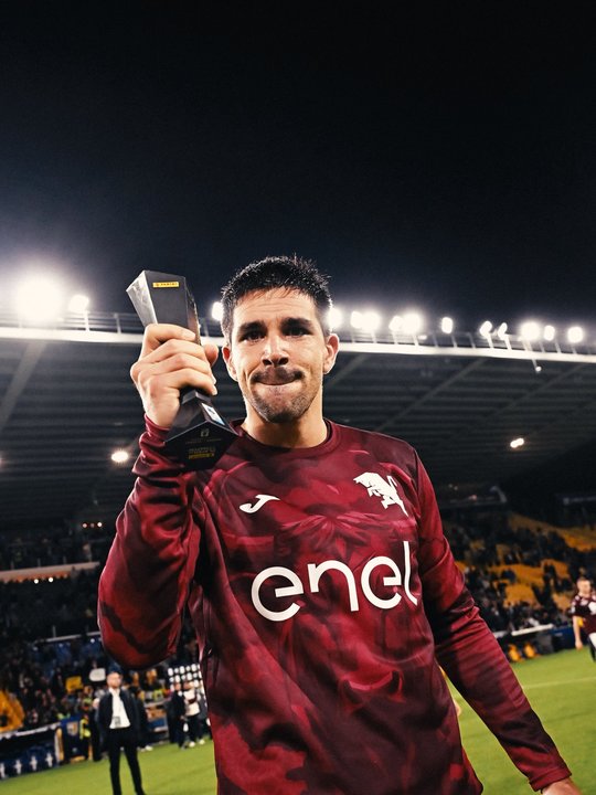 Giovanni Simeone con el premio al mejor jugador del partido. Foto: Agencia NA (@TorinoFC_1906).