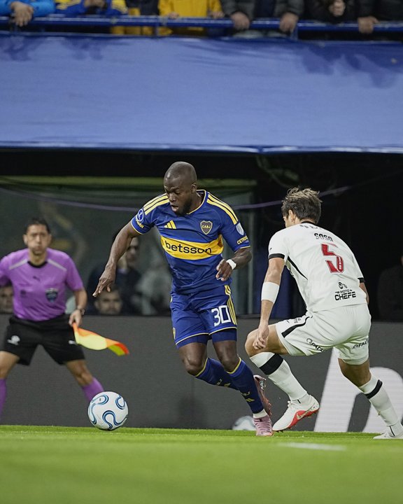 Enner Valencia encara por derecha en la derrota de Boca. Foto: Agencia NA (@BocaJrsOficial).
