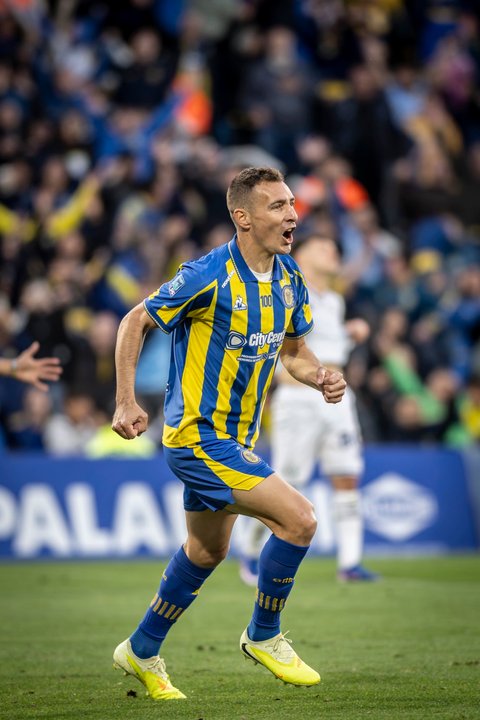 El histórico Marco Ruben festeja su gol, el quinto de una tarde perfecta en Rosario. Foto: Agencia NA (@RosarioCentral).